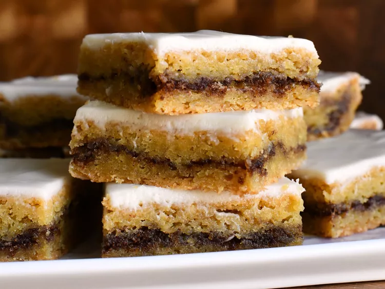 Cinnamon Roll Blondies